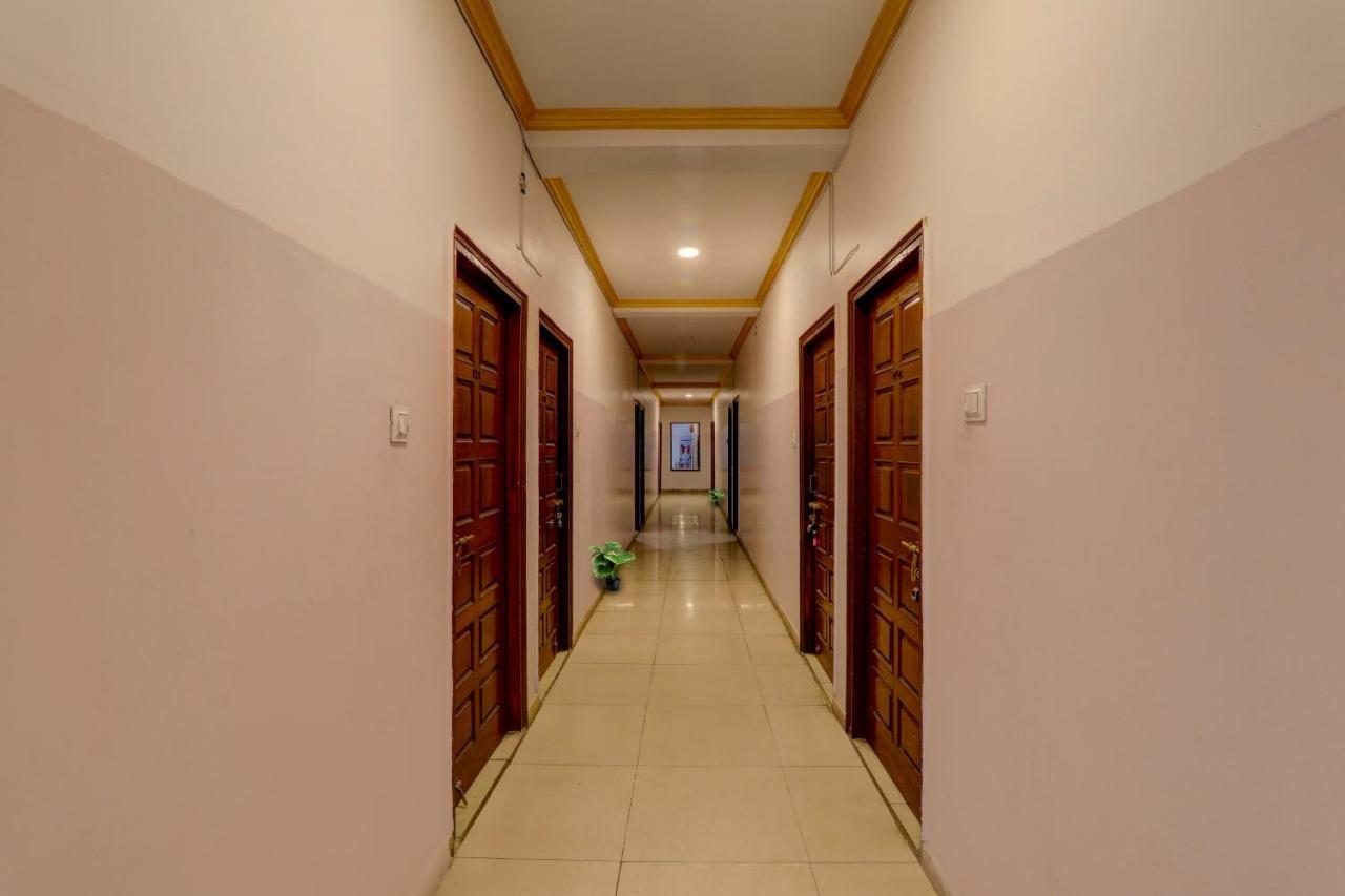 Collection O Premier Near Hazratganj Hotel