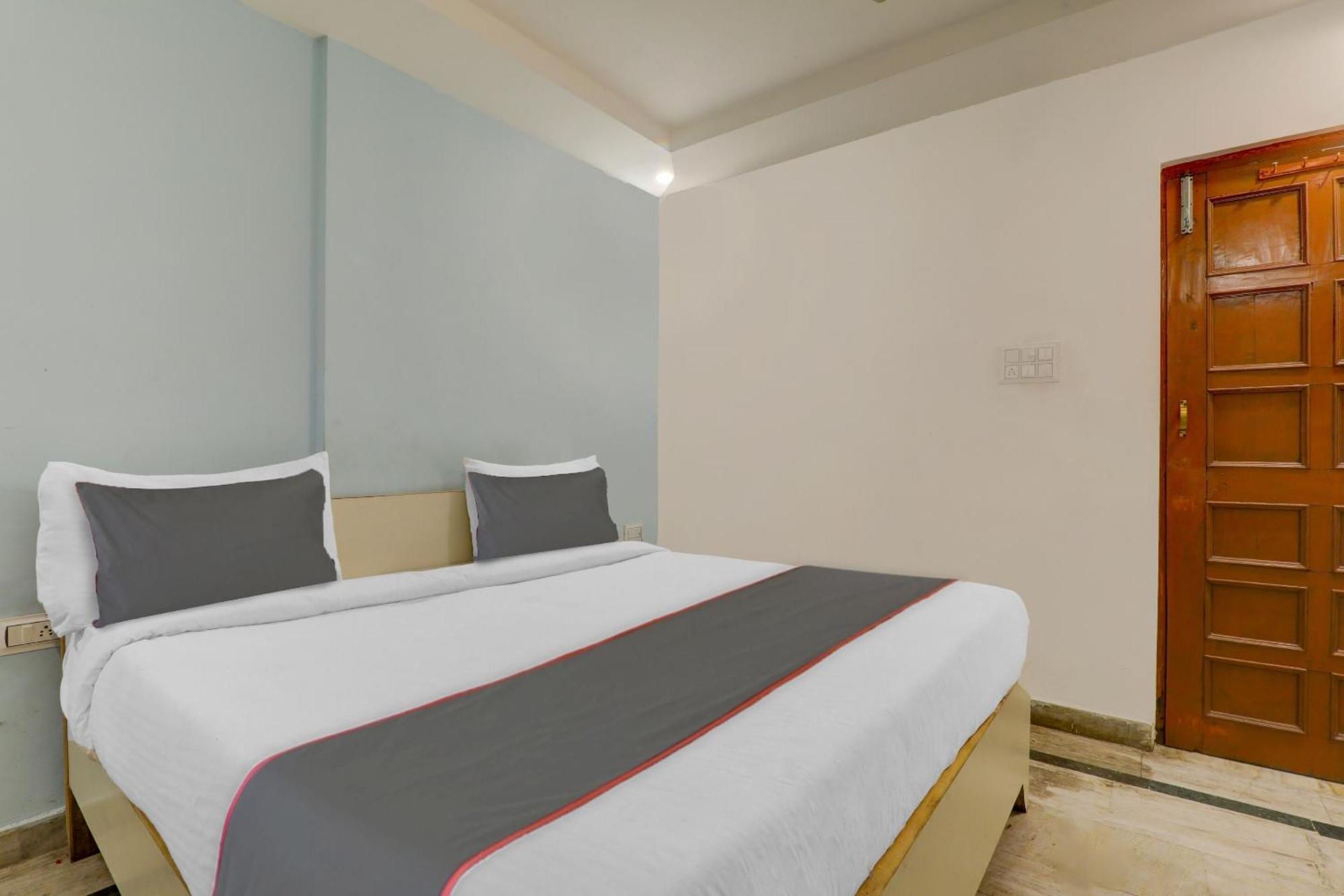 Hotel Collection O Premier Near Hazratganj