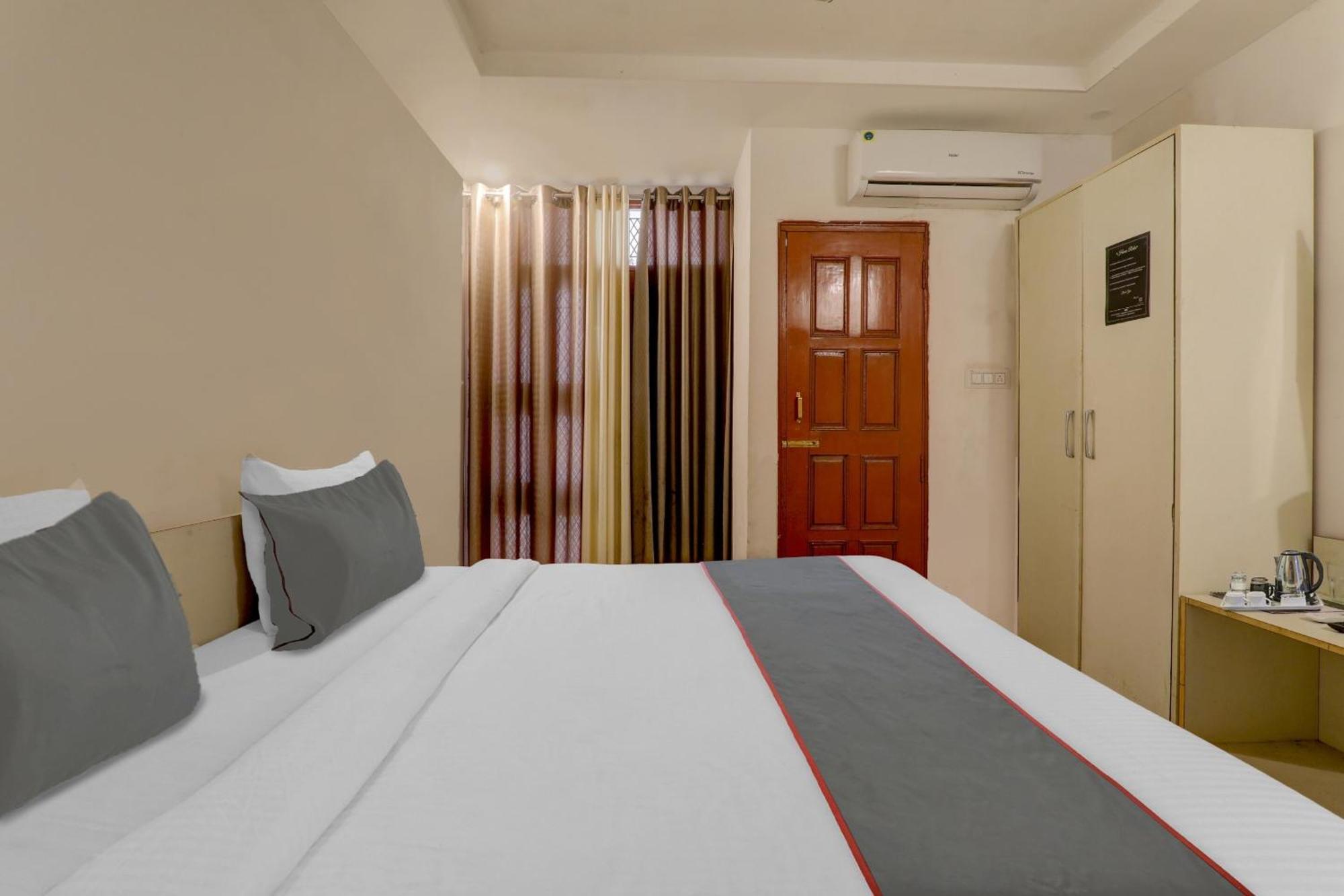 Collection O Premier Near Hazratganj 4* Lucknow