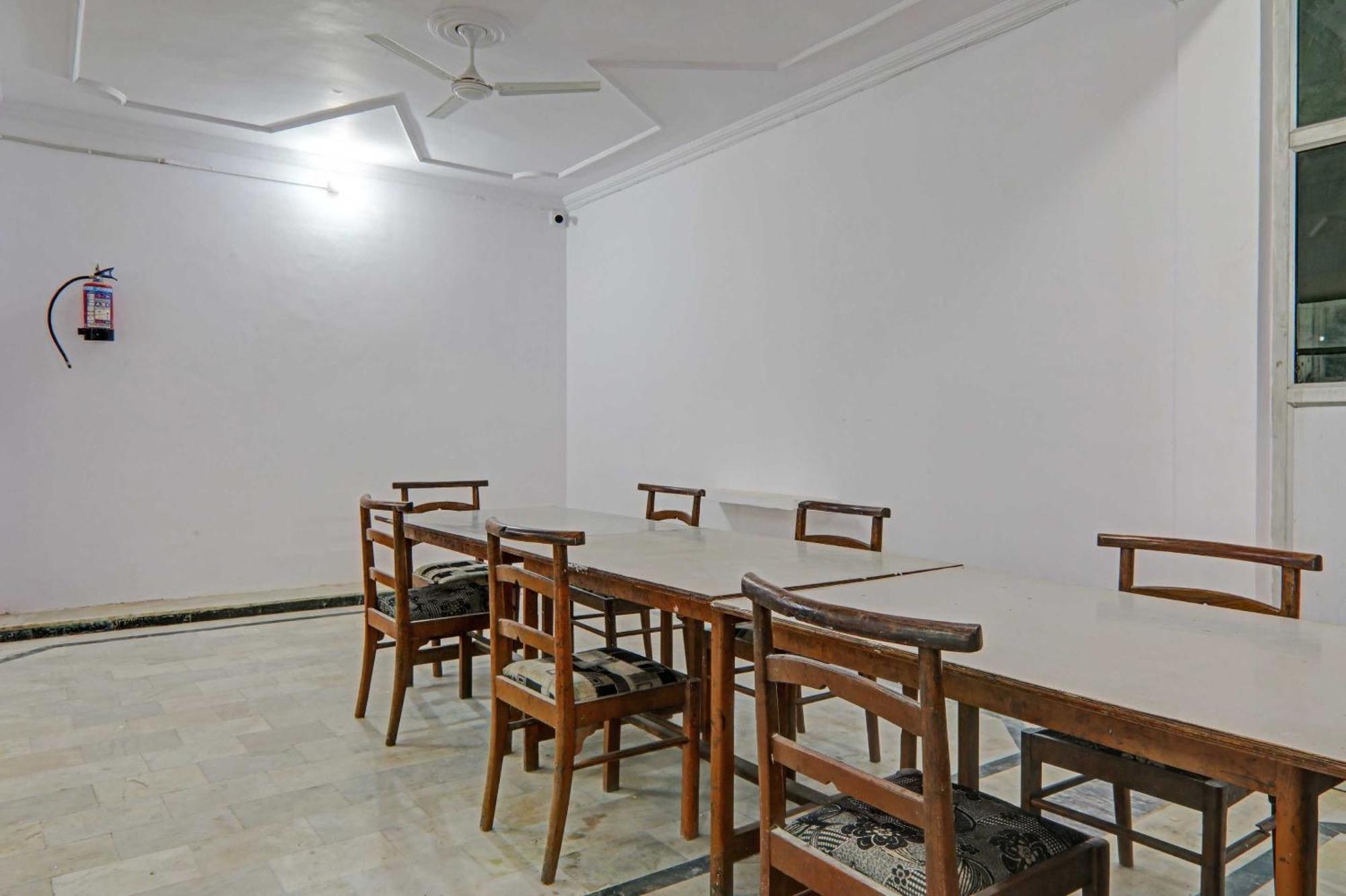 Collection O Premier Near Hazratganj Hotel 4*