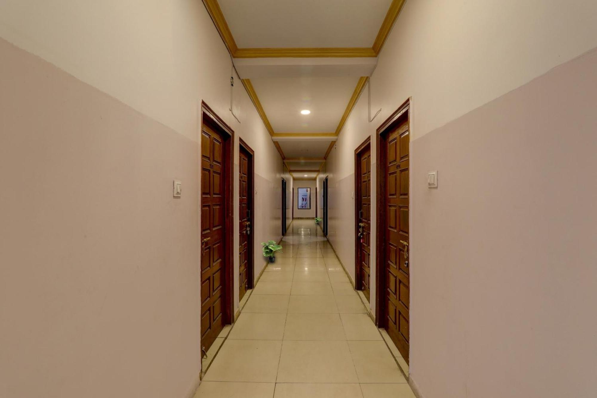 Hotel Collection O Premier Near Hazratganj
