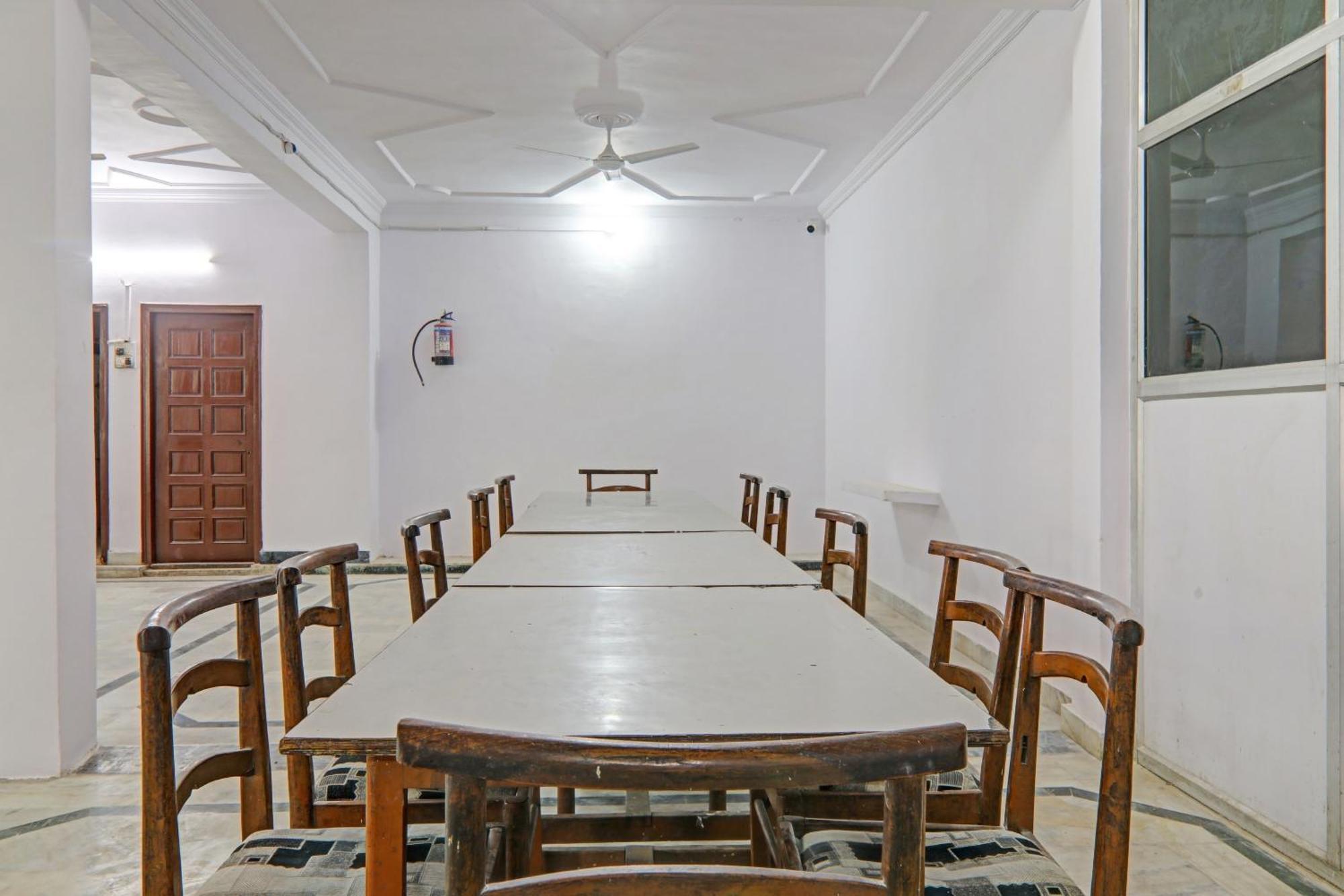 Collection O Premier Near Hazratganj